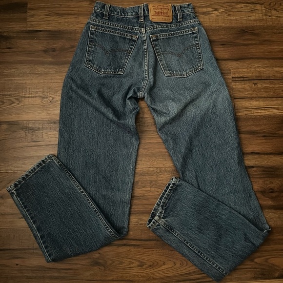 Levis 550 High Rise Mom Jeans  Taper Leg Denim Jeans Dark Wash.  Fit like a 28. - Picture 2 of 8